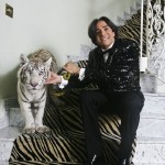 O empresário e seu tigre branco (Foto: Mario Rodrigues)