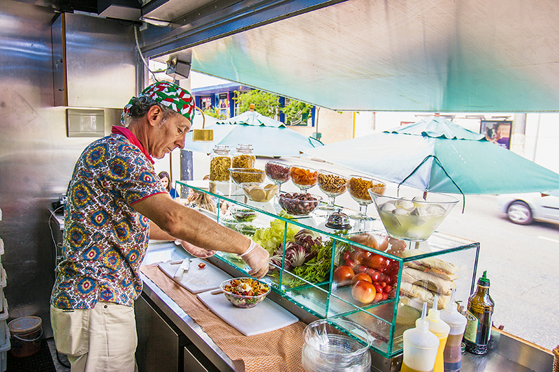 Leves e coloridos: o cliente escolhe os ingredientes da salada