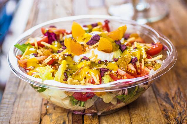 Leves e coloridos: o cliente escolhe os ingredientes da salada