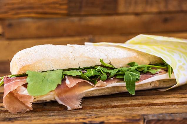 Há opções de sanduíche na ciabatta, como a boa composição de presunto cru, queijo brie, rúcula e azeite trufado