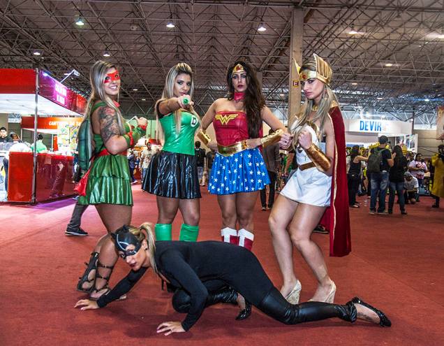 Modelos desfilaram com fantasias ousadas na Comic Con 