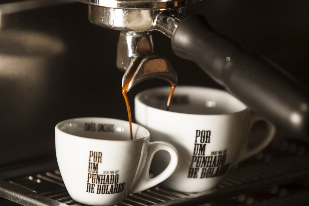 Caf&eacute; expresso sendo tirado na cafeteria Por Um Punhado de D&oacute;lares (Foto: Mario Rodrigues)