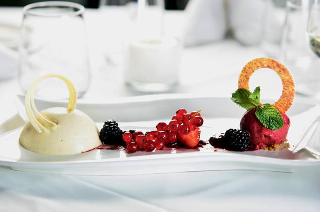 Panacota na calda de frutas vermelhas com sorbet Panacota na calda de frutas vermelhas com sorbet