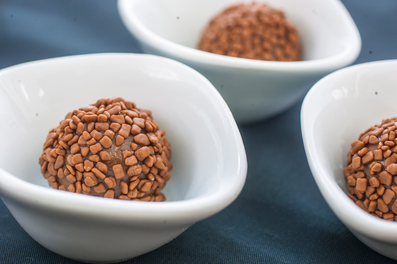 Além dos bolos, outros doces completam a vitrine, caso do brigadeiro