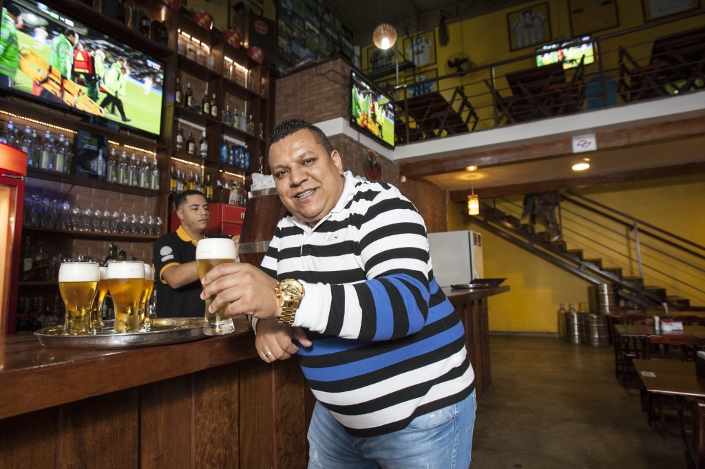 Alessandro Bueno, dono da Choperia La bueno: bar aberto em dezembro recebeu 450 000 em investimentos (foto: Mario Rodrigues)