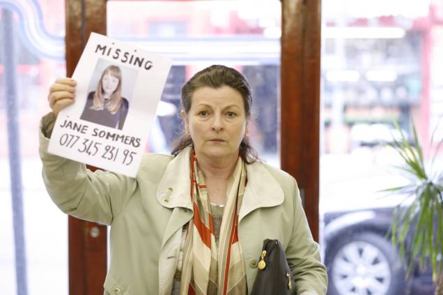 A viúva Elisabeth Sommers (Brenda Blethyn) está atrás de sua filha desaparecida