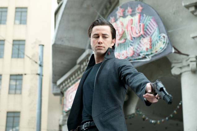 Looper: Assassinos do Futuro: nesta ficção científica, personagem volta ao passado para matar a si mesmo Looper: Assassinos do Futuro: nesta ficção científica, personagem volta ao passado para matar a si mesmo