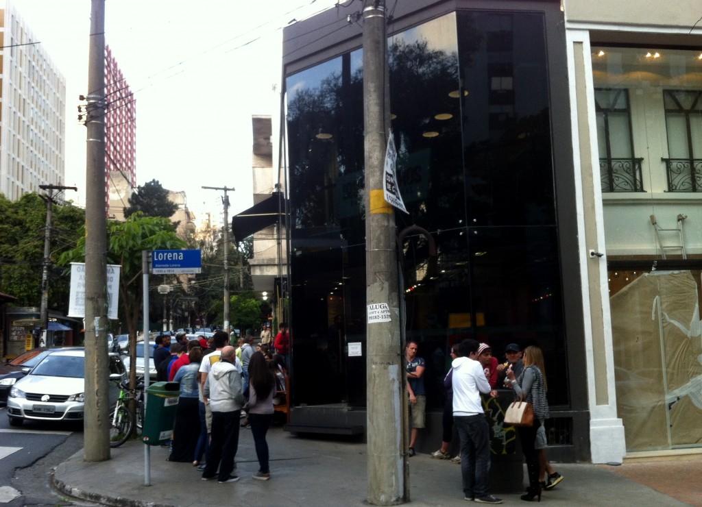 Los Paleteros no mesmo dia e no mesmo: um pequena fila na porta (Foto: Arnaldo Lorençato)