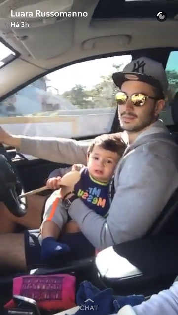 Bruno Queiroz, marido de Luara Russomanno, em frame do vídeo postado no SnaChap: infrações por não usar cinto e transportar criança no colo (Foto: Reprodução/SnapChat)