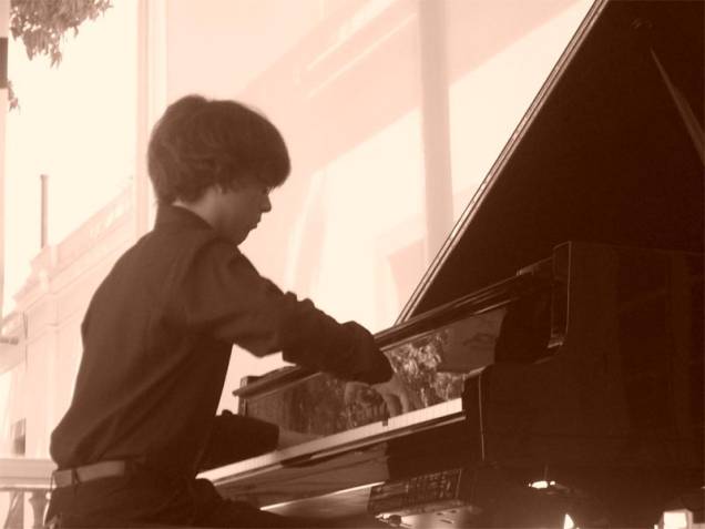 Jovem pianista Lucas Thomazinho é atração deste domingo (24)
