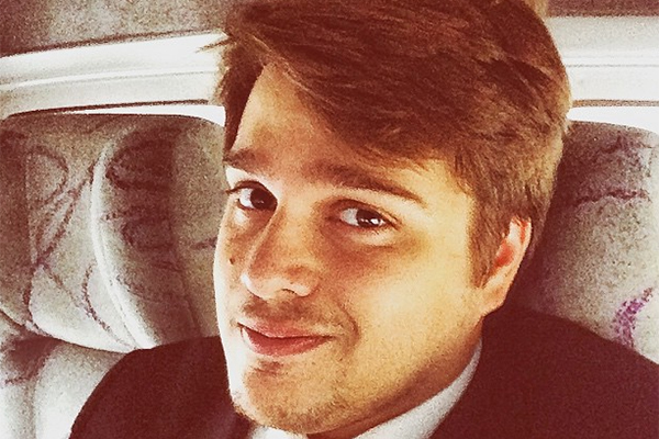 Repórter do CQC, Lucas Salles pede namorada em casamento em show do Capital Inicial