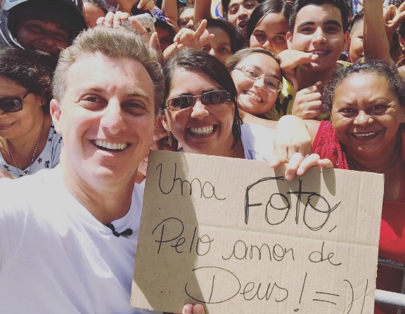 O apresentador postou uma foto que tirou com fãs de Fortaleza no Instagram (Foto: reprodução)