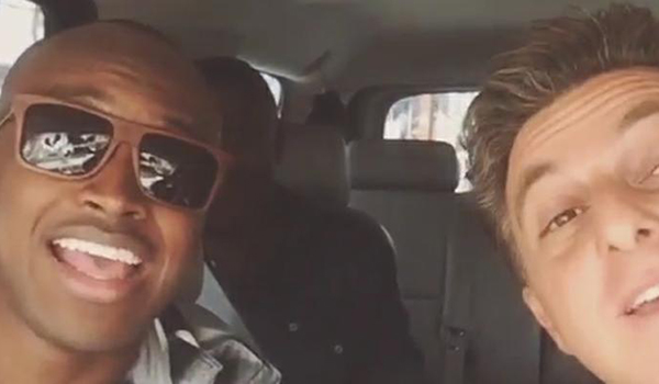 Thiaguinho canta com Luciano Huck em vídeo a poucas horas do casamento