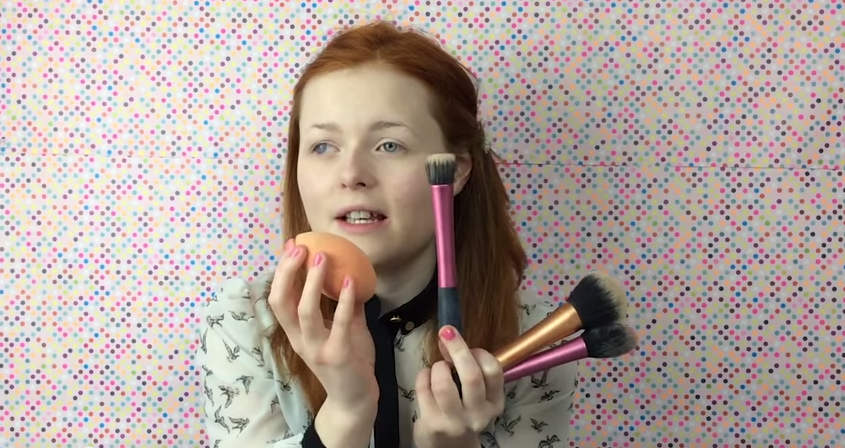 Lucy Edwards durante um de seus tutoriais de maquiagem (Foto: Reprodução/Instagram)