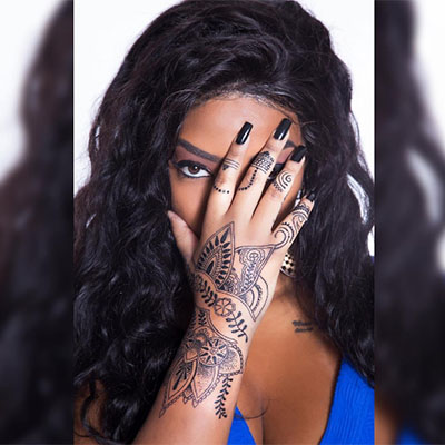 Anitta fez tatuagem na mão Rihanna Faz Tatuagem Maori Com Tecnica Que Utiliza Talhadeira E Bastao Purepeople