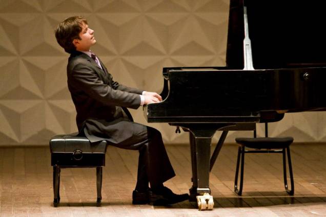 Luis Gustavo Cruz se apresentra no teatro MuBE Nova Cultural Luis Gustavo Cruz se apresentra no teatro MuBE Nova Cultural