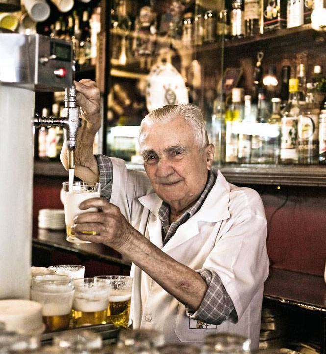Luiz de Oliveira, garçom mais antigo do Bar do Léo