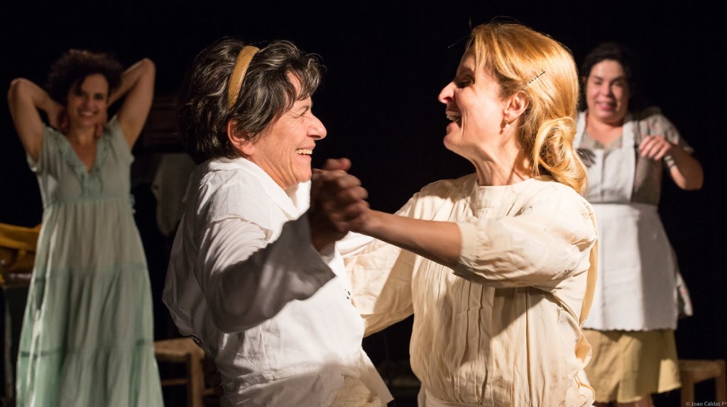 Denise Weinberg e Clara Carvalho em "Dançando em Lúnassa" (Foto: João Caldas) 