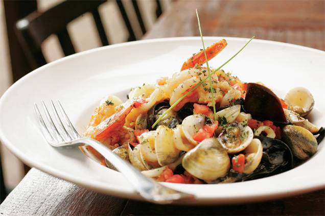 Tagliatelle negro de tinta de lula valorizado por frutos do mar do Lupercio