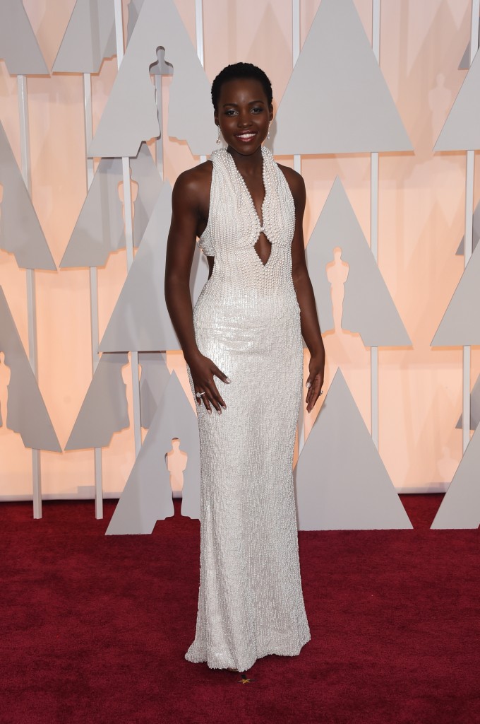 Lupita Nyong'o com modelo de Calvin Klein sob medida (Foto: Reprodução)