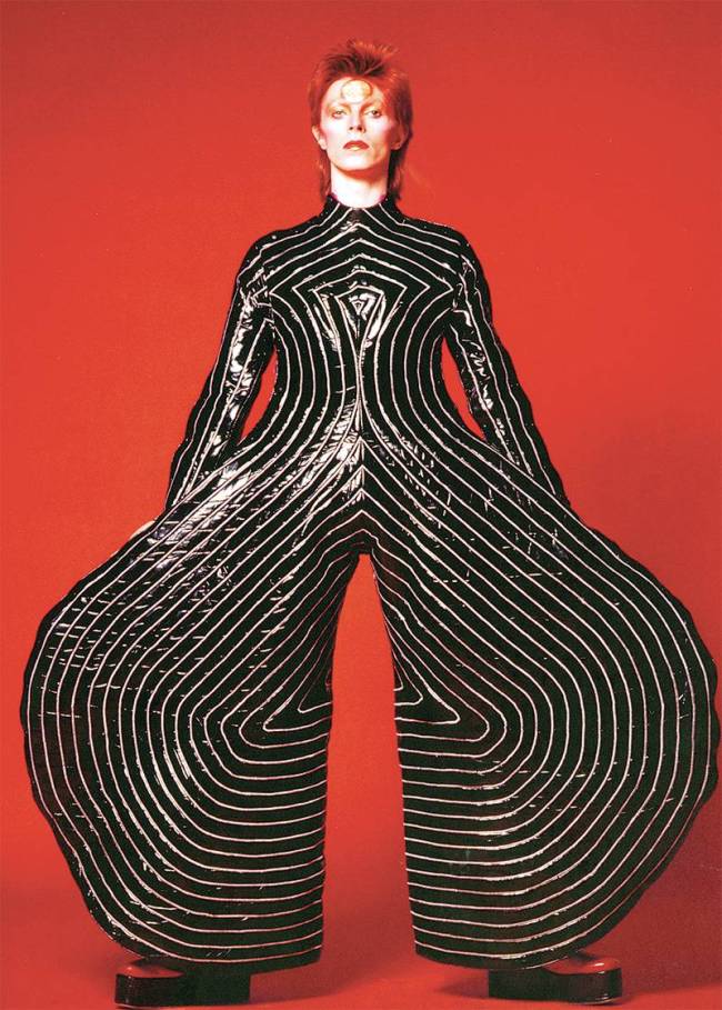 Exposição David Bowie - Macacão usado na turnê de Aladdin Sane em 1973