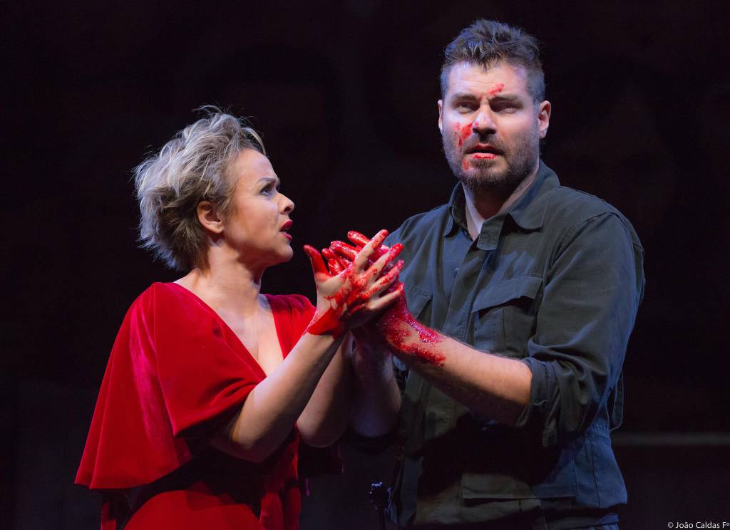 Giulia Gam e Thiago Lacerda em "Macbeth": Luisa Thiré no lugar da atriz (Foto: João Caldas)