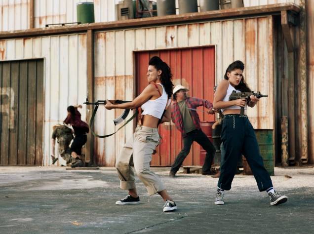 Em Machete, Robert Rodriguez faz uma divertida sátira das fitas de ação vagabundas Em Machete, Robert Rodriguez faz uma divertida sátira das fitas de ação vagabundas