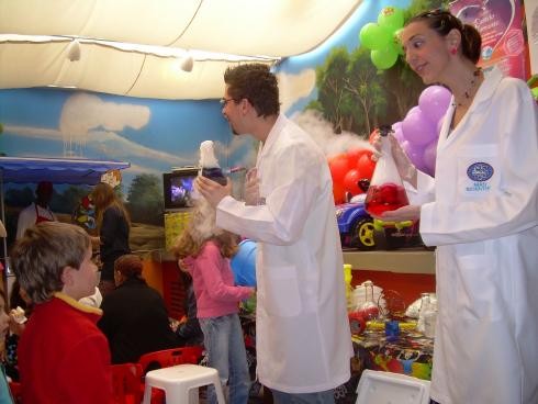 Ciência e diversão: a turma do Mad Science ensina brincando