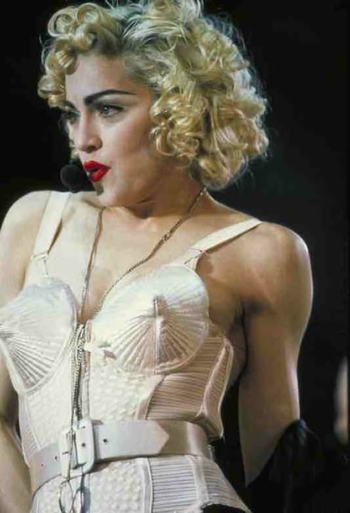 Madonna, durante a turnê Ambition Tour, e o batom mais vendido do mundo: ruby woo