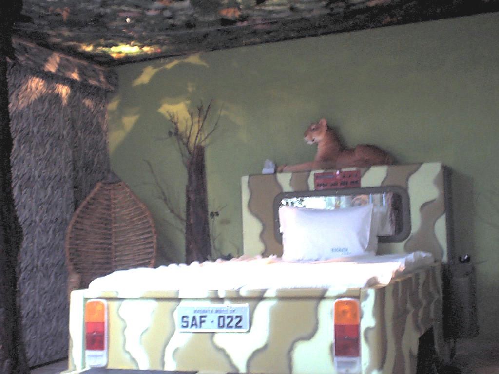 Uma das primeiras suítes temáticas de Freire. Na safari, havia um leão de pelúcia que rugia de acordo com a altura dos gritos do casal (Foto: Divulgação)