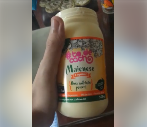 Vinícius confundiu a maionese culinária com a maionese para os cabelos! (Foto: reprodução/Facebook)