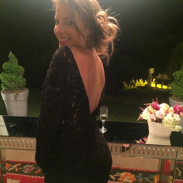A atriz Maíra Charken escolheu macacão preto com decote nas costas da Carol Nasser (Foto: Reprodução/Instagram)