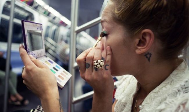 Maquiagem no ônibus: mão firme é fundamental para não fazer um estrago no rosto
