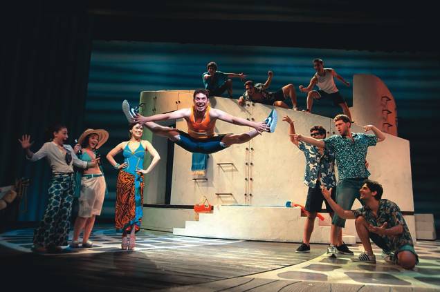 O elenco do musical Mamma Mia!: montagem leve e alto-astral