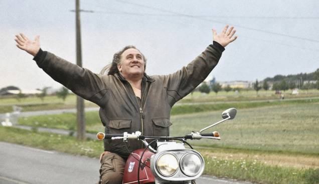 Mamute: Serge (Gerard Depardieu) é um operário que inicia uma jornada em busca de seus antigos chefes Mamute: Serge (Gerard Depardieu) é um operário que inicia uma jornada em busca de seus antigos chefes