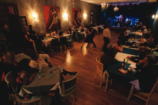 O ambiente com palco: shows de tango às sextas e aos sábados