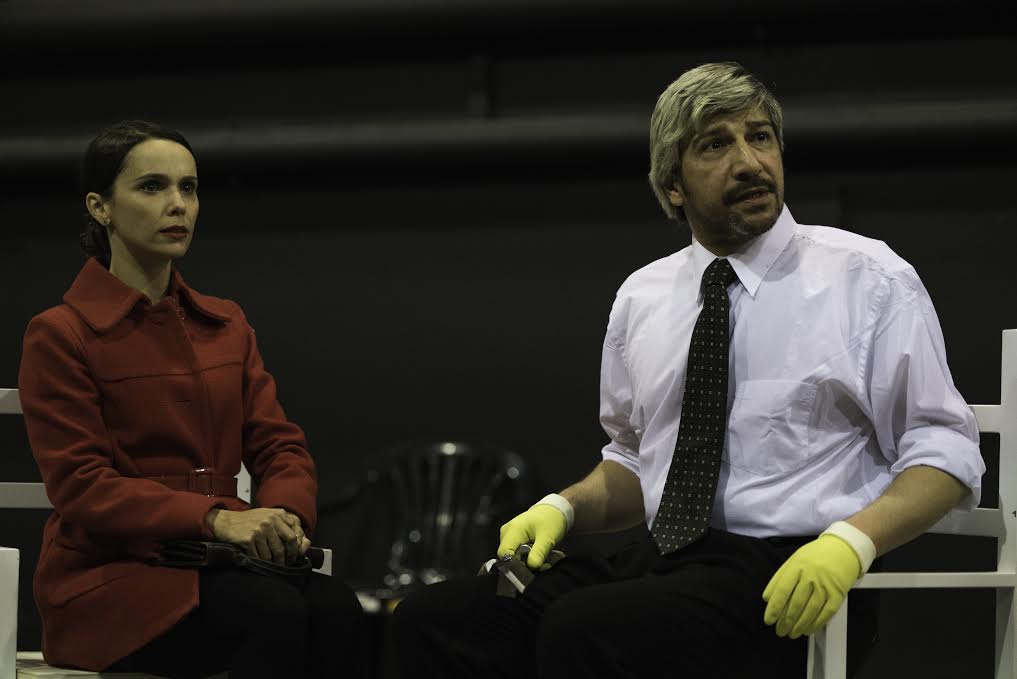 "Mantenha Fora do Alcance do Bebê": Débora Falabella e Jorge Emil na peça (Foto: Leekyung Kim)