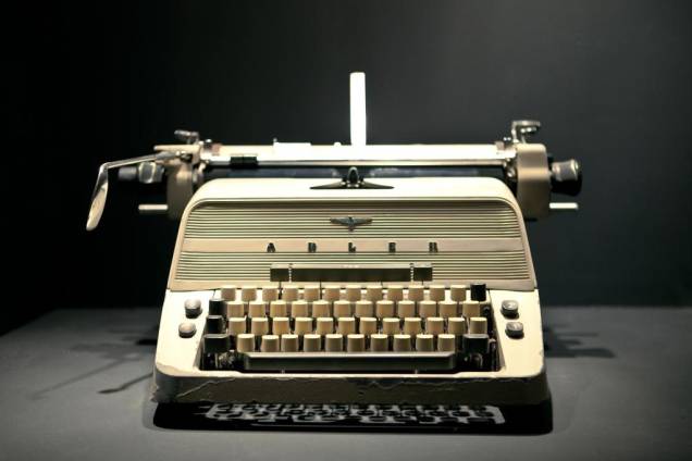 Máquina de escrever Adler, objeto original usado em cena de O Iluminado
