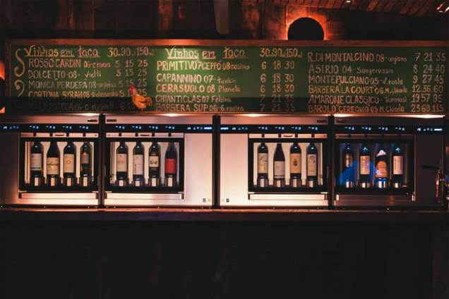 Máquina de servir vinhos, novidade do BottaGallo: a casa passou a oferecer dezesseis opções em taça