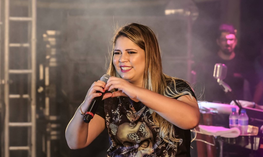 A cantora em show. (Foto: Reprodução/Facebook)