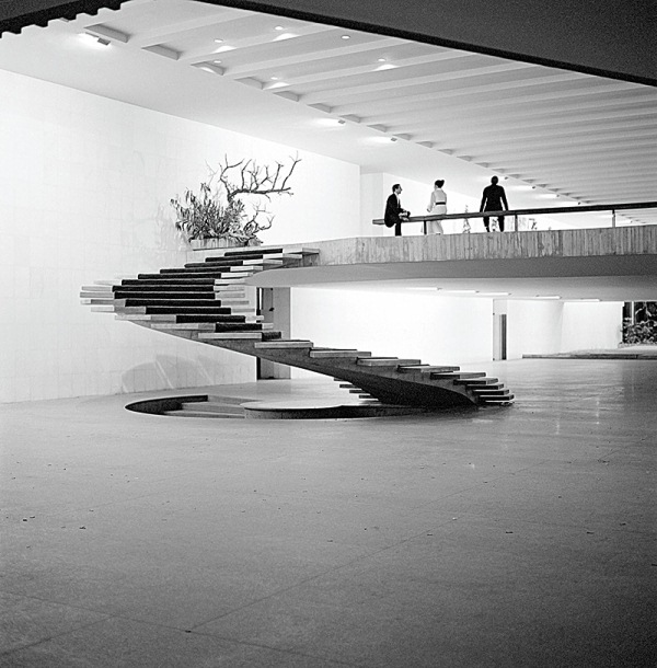 Escada do Palácio do Itamaraty, em foto de Marcel Gautherot: obra de Oscar Niemeyer