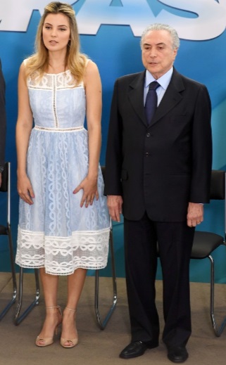 Marcela e Michel Temer: escolheu peça da grife em primeiro compromisso como primeira-dama (Foto: Reprodução)