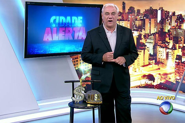 Marcelo Rezende pede fotos de chuva e recebe nudes de mulher ao vivo