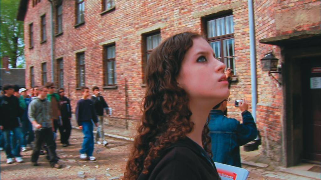 A estudante paulistana Débora Canatto Nisenbaum, em cena do documentário Marcha da Vida: Teve gente que não conseguia chorar devido ao brutal estado de choque