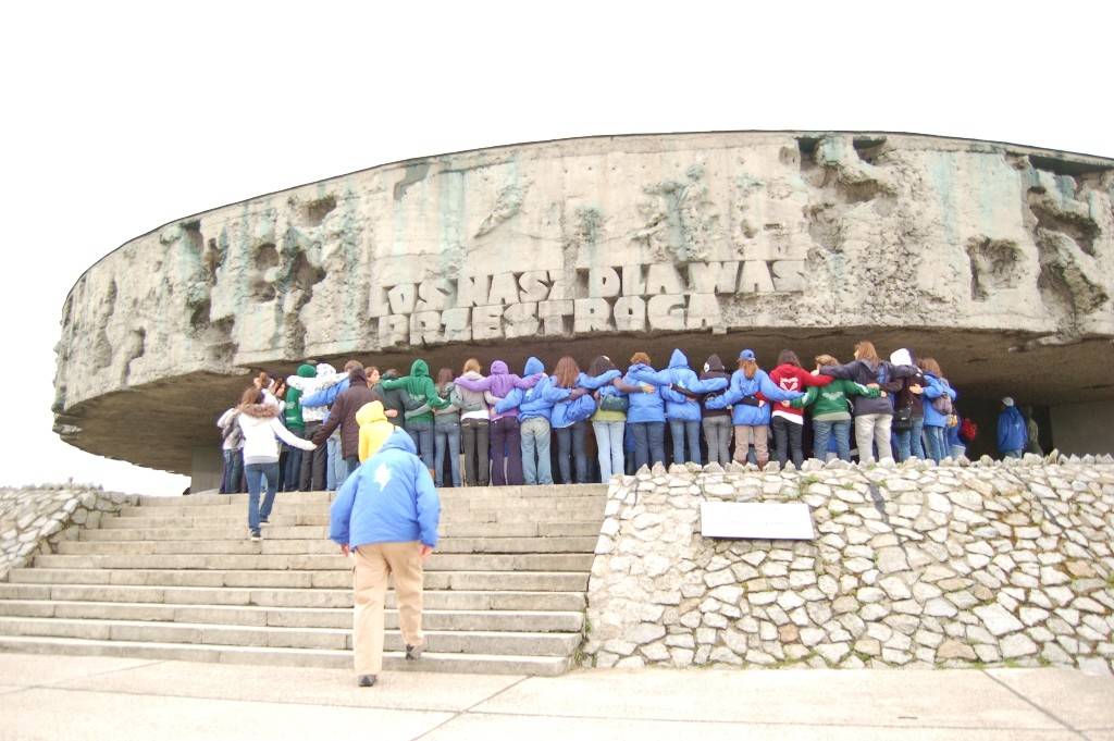 Marcha da Vida: encontro de gerações que sobreviveram à Segunda Guerra Mundial e de jovens que buscam conhecer a História