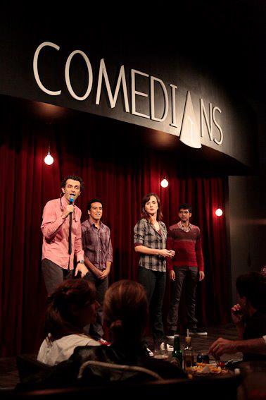 	O ator e palhaço Marcio Ballas, à esq., e outros atores na Noite do Improviso, no Comedians