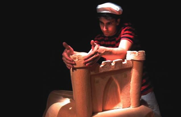 Lucas Rodrigues e seu boneco de areia: espetáculo Maresias