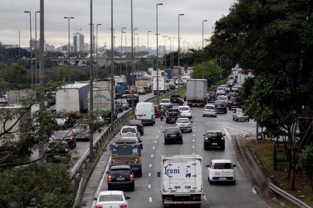 Marginal do Tietê apresentou pequenos pontos de congestionamento na manhã de sábado (06)  Foto: FuturaPress/ Folhapress