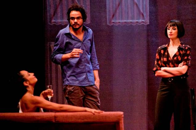 Maria Maya, Vinícius Arneiro e Mabel Cezar atuam na comédia escrita pelo dramaturgo Jô Bilac