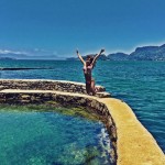 Na praia, Mariana Rios anunciando o último dia de férias (Reprodução/Instagram)